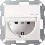 Gira-Steckdose-mit-Klappdeckel-System 55- reinweiß-glänzend-045403